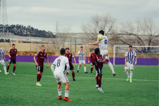 Miguel salta en busca del balón ante el Salamanca CF (Foto: Real Valladolid).