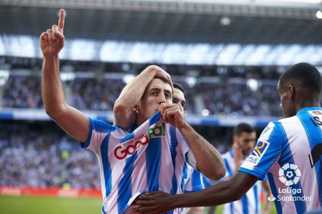 Mikel Oyarzabal se besa el escudo tras su gol de penalti en el Real Sociedad-Barcelona (Foto: LaLiga).