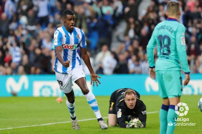 Alexander Isak celebra su gol en el Real Sociedad-Barcelona de la pasada temporada (Foto: LaLiga).