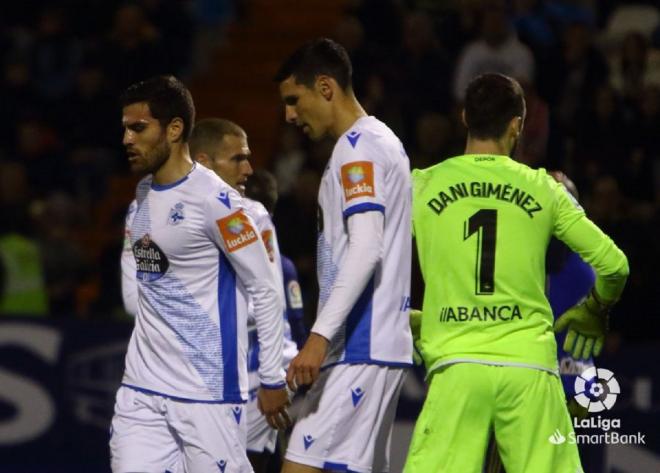 Varios jugadores del Dépor se lamentan tras encajar un gol ante la Ponferradina (Foto: LaLiga).