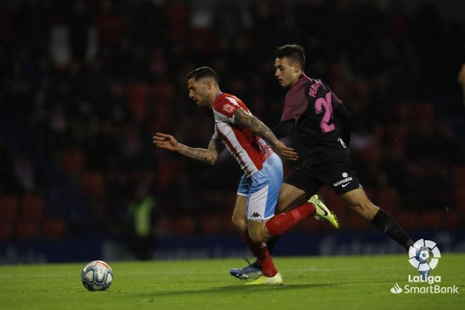 Pedro Díaz pugna por un balón en el Lugo-Sporting (Foto: LaLiga).