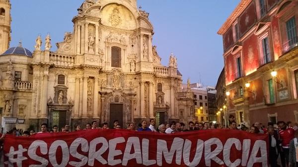 Aficionados pidiendo la salvación del Real Murcia.