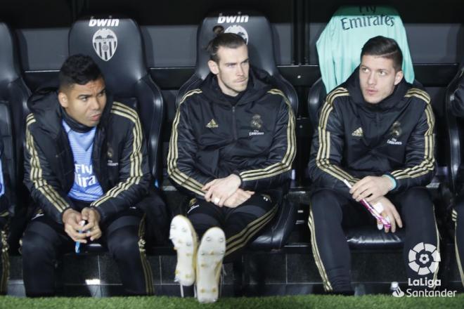 Bale, junto a Jovic, en el banco de Mestalla (Foto: LaLiga).