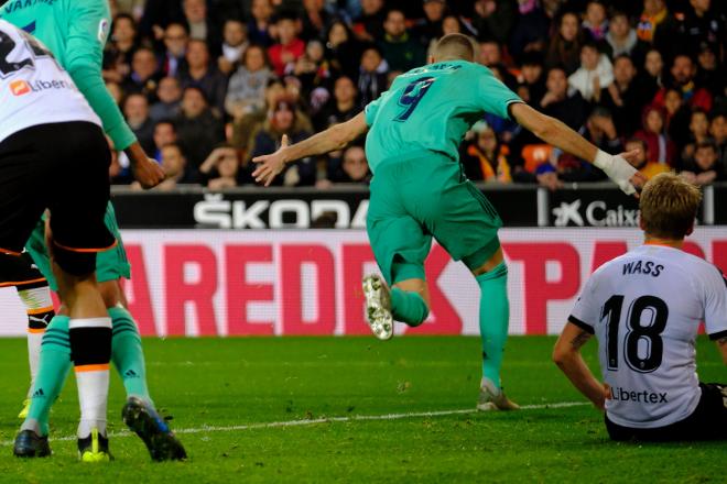 Benzema celebra su gol ante el Valencia.