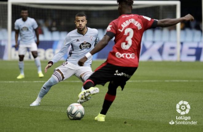 Rafinha defiende en el Celta-Mallorca (Foto: LaLiga).