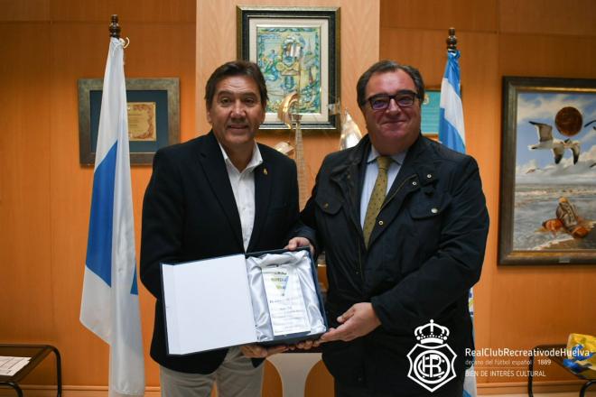 Homenaje del Cádiz al Recreativo. (@recreoficial)