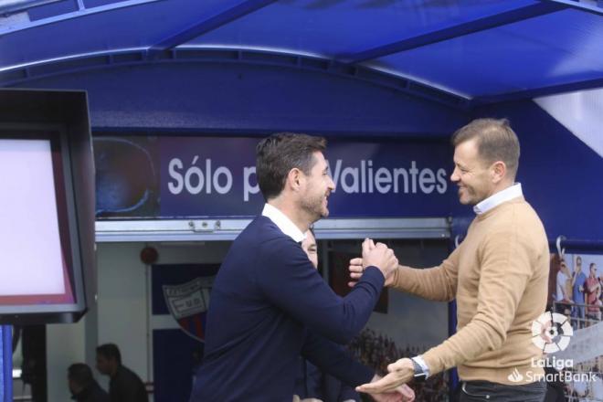 Víctor y Mosquera se saludan antes del Extremadura-Málaga.