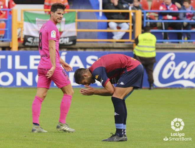 Adrián y un jugador del Extremadura lamentándose (Foto: LaLiga).