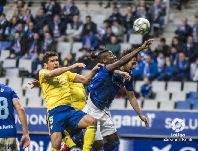 Garrido e Ibra pugnan por un balón aéreo (Foto: LaLiga).