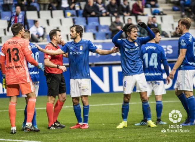 Los jugadores del Real Oviedo se quejan a Ocón Arráiz tras la agresión de Fali a Christian (Foto: LaLiga).