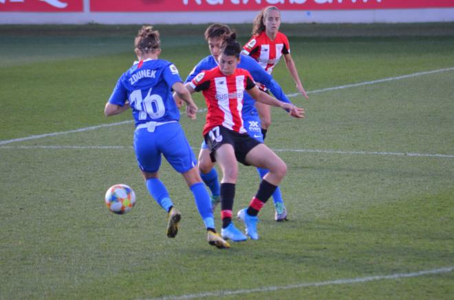 Lucía García en un lance del partido ante el Sevilla (Foto: Giovanni Batista).