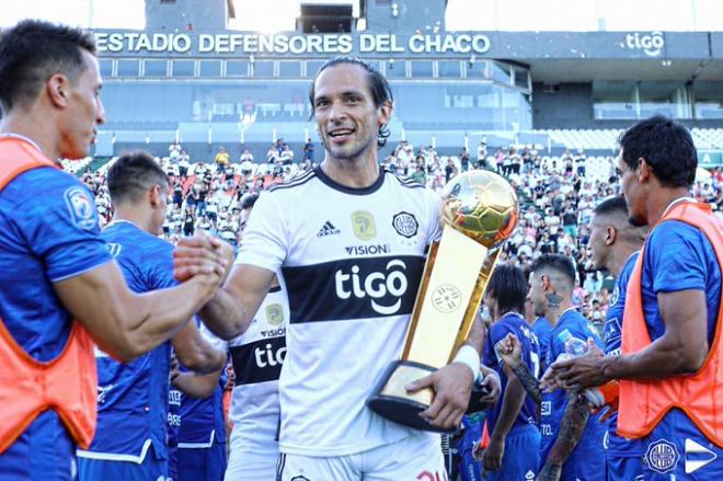 Roque Santa Cruz, sosteniendo el trofeo del Clausura de Paraguay (Foto: Club Olimpia).