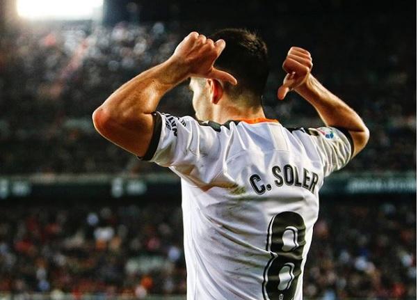 Carlos Soler celebra su gol en el Valencia (Foto: David González).