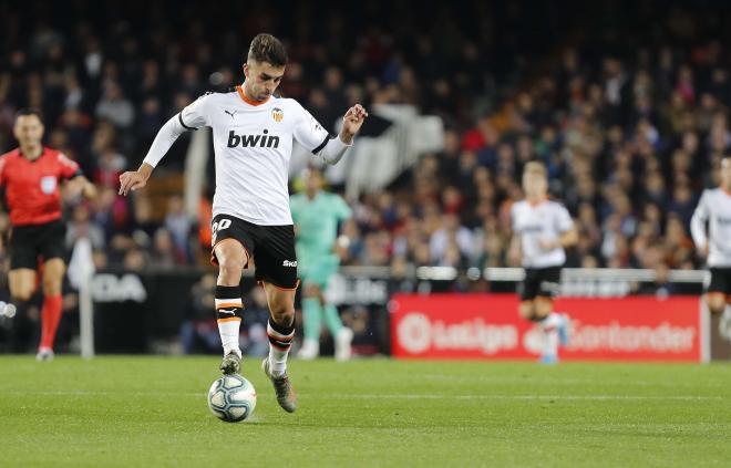 Ferran Torres comenzó de delantero en el Valencia - Real Madrid (Foto: David González).