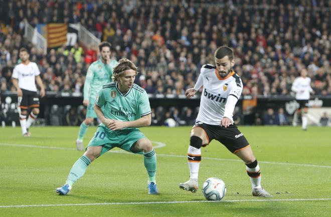 Gayà y Modric, durante el último Valencia-Real Madrid (Foto: David González)