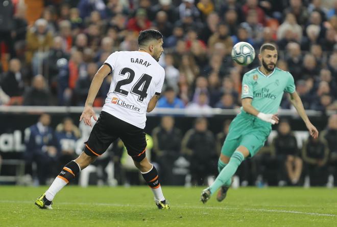 Garay vuelve a la alineación del Valencia contra el Real Madrid (Foto: David González).