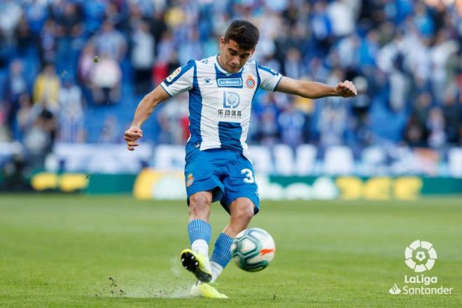 Víctor Gómez golpea el balón durante el Espanyol-Betis (Foto: LaLiga).