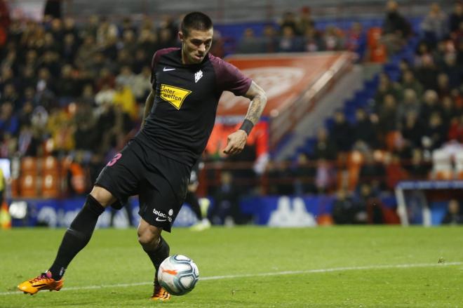 Uros Djurdjevic, durante el Lugo-Sporting (Foto: Luis Manso).