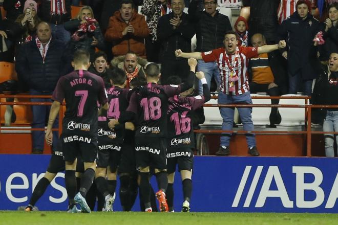 El Sporting celebra un gol con sus aficionados en el Lugo-Sporting (Foto: Luis Manso).