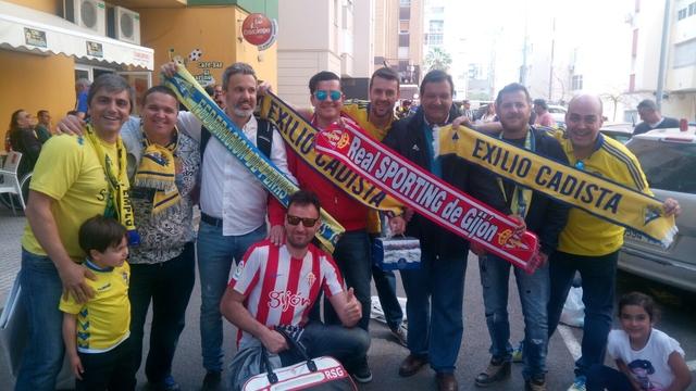 Aficionados de Cádiz y Sporting, unidos por Gadira (Foto: FP Sporting).