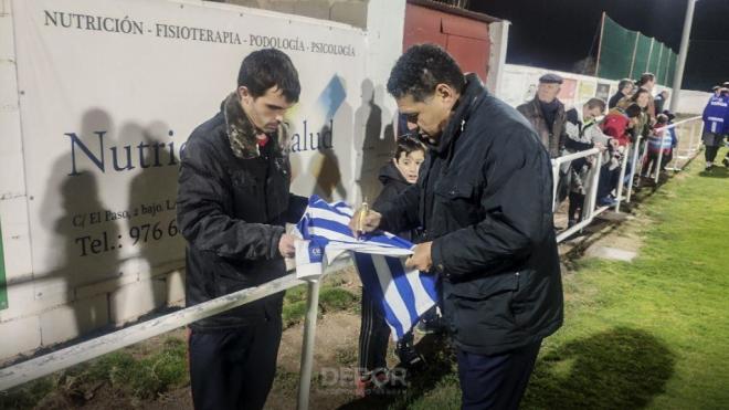 Donato firma autógrafos en el Papa Luna (Foto:RCD)