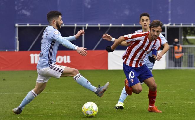 Pugna por el balón (Foto: Atlético de Madrid)