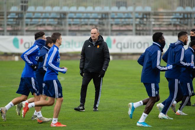 Víctor Fernández en un entrenamiento del Real Zaragoza (Foto: Daniel Marzo).