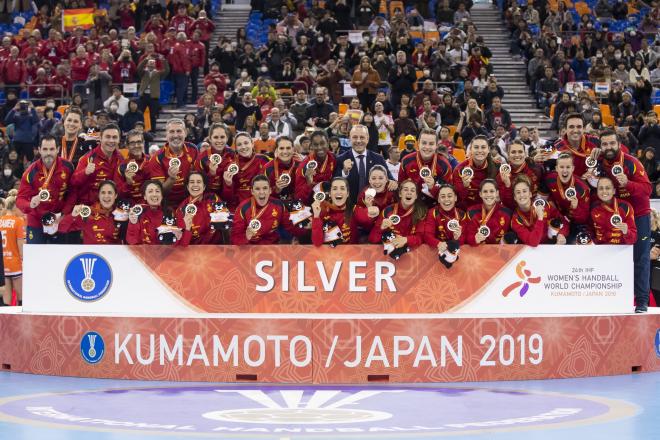 La selección posa con la plata conseguida en el Mundial de Japón (RFEBalonamno)