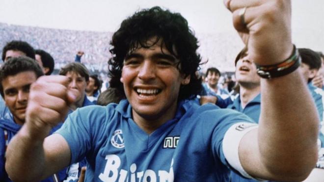 Maradona festeja un título con el Napoli.