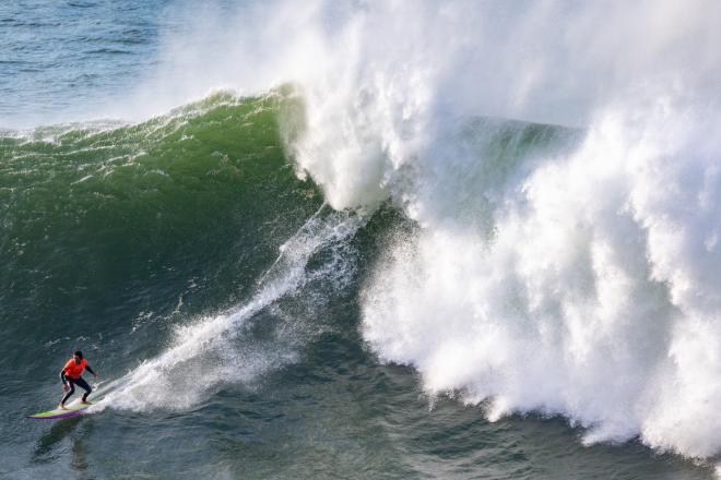 Una de las espectaculares imágenes que nos han dejado las olas de Punta Galea (Foto: Edu del Fresno).