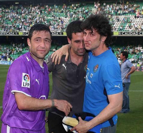 Marcos, Luis Prieto y Ricardo Pérez, tras la salvación del Real Valladolid en el Villamarín en la 2008/2009.