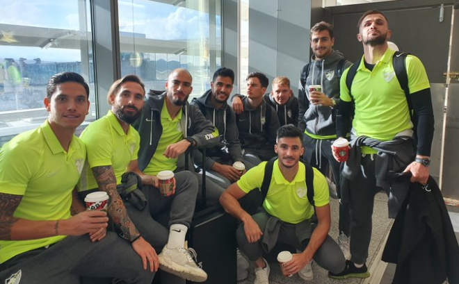 Algunos de los convocados, en el aeropuerto de Málaga (Foto: @MalagaCF).
