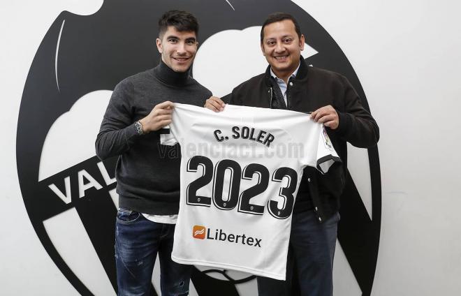 Carlos Soler renueva con el Valencia hasta 2023.