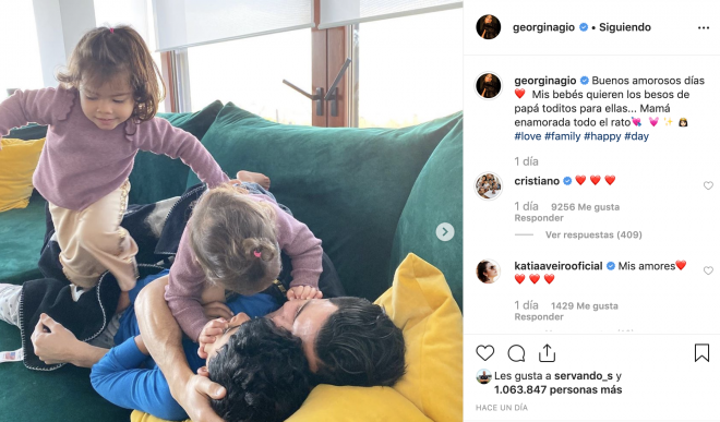 Cristiano Ronaldo comentó en Instagram, con unos corazones, esta foto de él con sus hijos que subió Georgina Rodríguez.