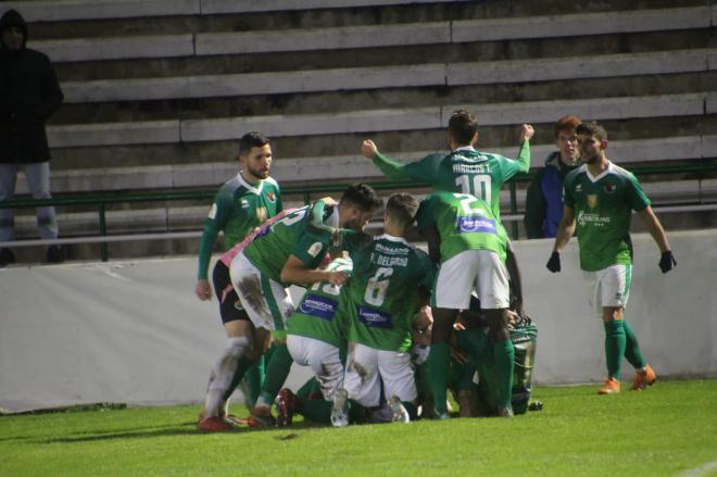 El Cacereño, celebrando el gol con el que eliminó al Alcorcón (Foto: CP Cacereño SAD).