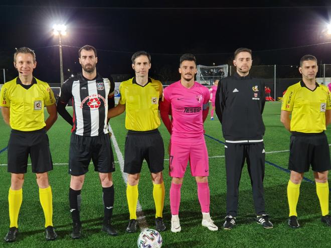 Foto de los capitanes y los árbitros en el Escobedo-Málaga.
