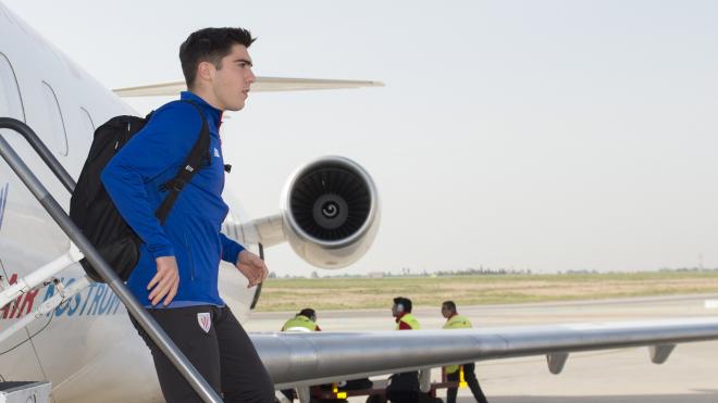 Gaizka Larrazabal, que hoy cumple 22 años, bajando del avión en Elche (Foto: Athletic Club).