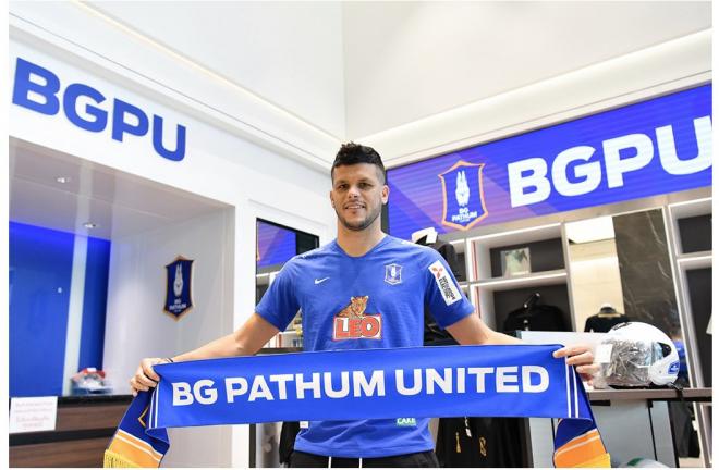 Silva posa con la bufanda de su nuevo club, el Pathum United tailandés.