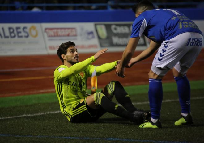 Javi Ros, tras sufrir una falta durante el Socuéllamos-Real Zaragoza (Foto: Real Zaragoza).