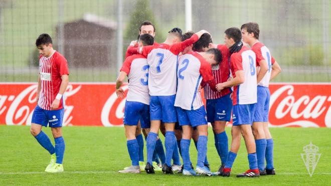 El Sporting B celebra su abultada victoria ante el Peña Deportiva (Foto: RSG).