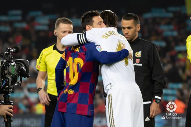 Leo Messi y Sergio Ramos se abrazan antes de un Clásico (Foto: LaLiga Santander).