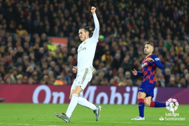 Gareth Bale se lamenta tras un balón al que no llegó en el Barcelona-Real Madrid (Foto: LaLiga).