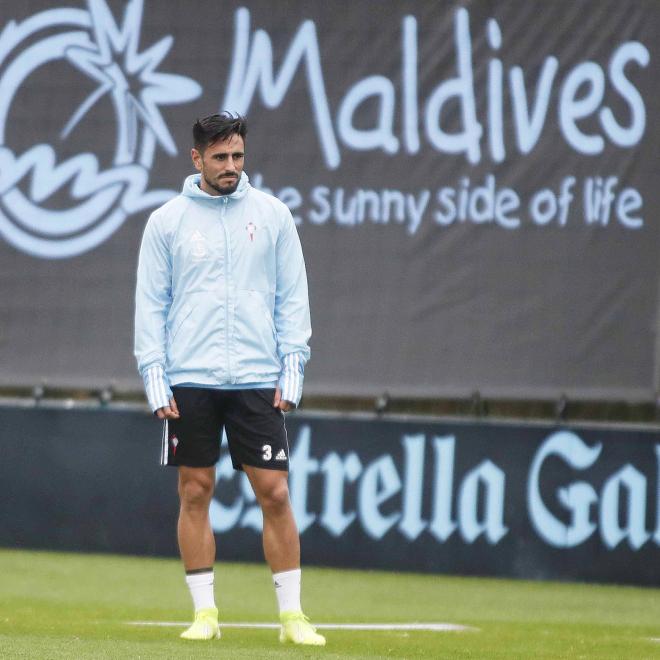 David Costas escucha las instrucciones del entrenador en un entrenamiento en A Madroa (Foto: Celta de Vigo).