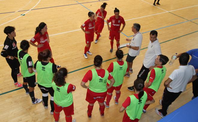 José Andrés Muñoz técnico del Bilbo da instrucciones a sus jugadoras.