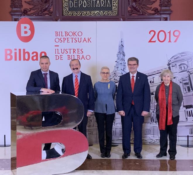 Javi Salgado junto al alcalde Juan Mari Aburto y el resto de Ilustres de Bilbao 2019 (Foto: RETAbet Bilbao Basket).