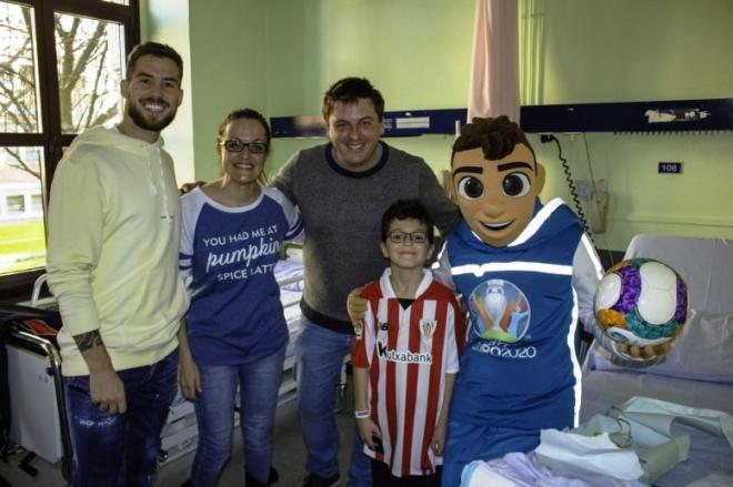 Iñigo Martínez y la mascota de la EURO, Skillzy, con uno de los niños ingresados (Foto: RFEF).