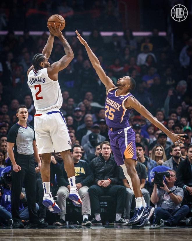 Leonard se dispone a lanzar ante la oposición de un rival (Foto: @LAClippers).