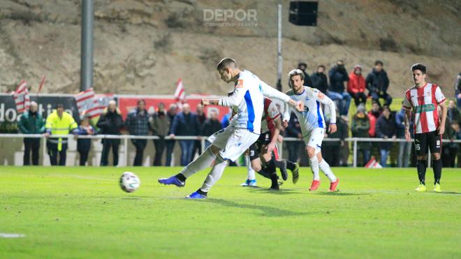 Longo dispara el penalti ante el Illueca en la Copa del Rey (Foto: RCD).