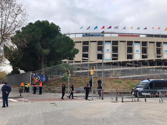 Los mosos ya custodian el Camp Nou para El Clásico.