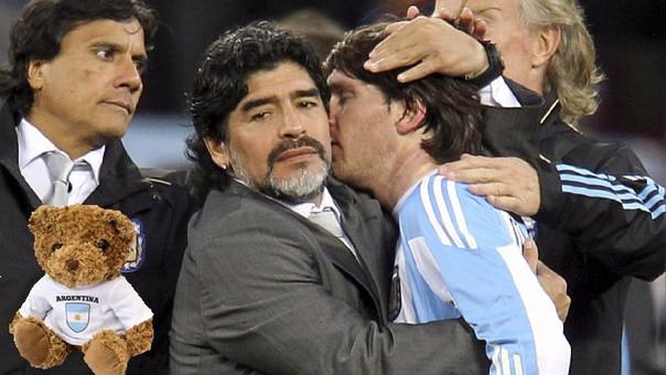 Leo Messi y Diego Armando Maradona, tras un partido con la selección de Argentina.